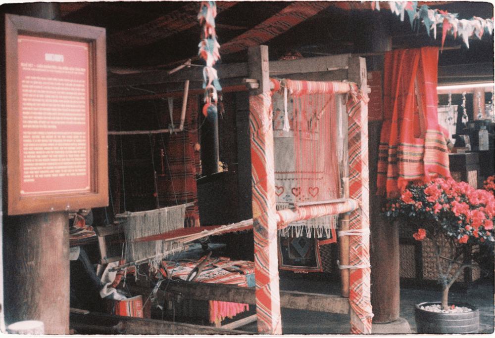 Learn about the unique weaving techniques and natural materials used by the H'Mong people in Cat Cat Village (Source: Canva)